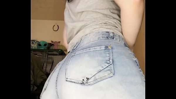 E-girl rabuda mostrando a bunda e a buceta