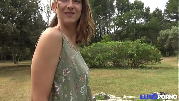 Melany découvre les plaisirs d'une grosse queue d'afro