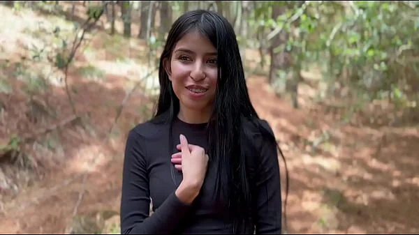 Karol smith sexy latina mexicana, seduce a un extraño para que la ayuden en el bosque y se corre dentro