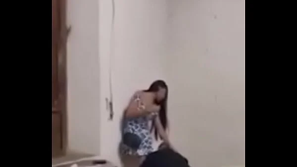 Viral- Sacerdote besando y acariciando a una joven hermosa dentro de la iglesia