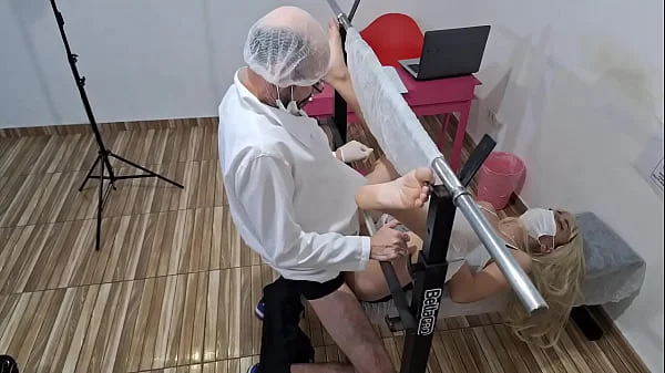 Fui mostrar meu cu para o Ginecologista clandestino paguei barato na consulta!