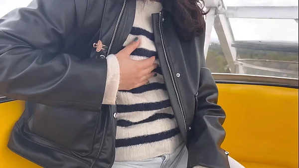Public lesbian sex in amusement park (real)