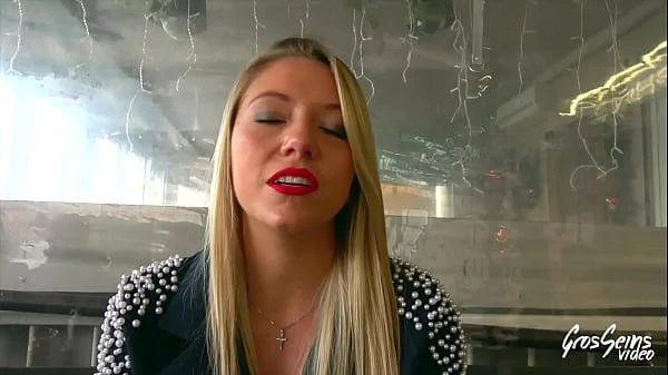 Ashley, jolie blonde, a besoin d'une bite bien dure dans la chatte