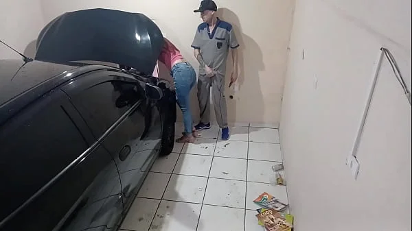 Patroa e cliente ficou com tesão na oficina do mecânico tarado!