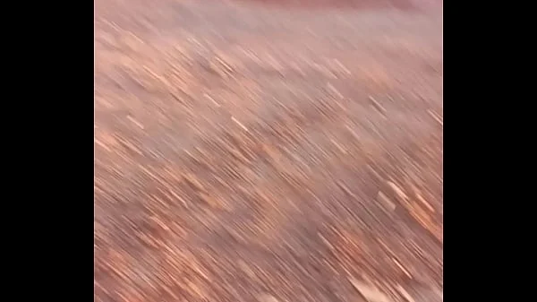 Israelense foi flagrada andando de bicicleta pelada no interior do Brasil danu sua bunda