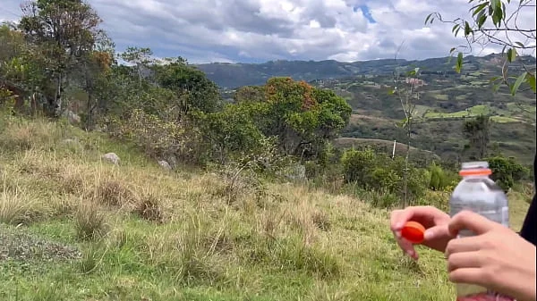 Sexo lésbico al aire libre después de una dosis de adrenalina.