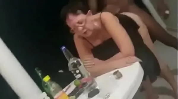 Vovó velha safada levando pau do negão em público