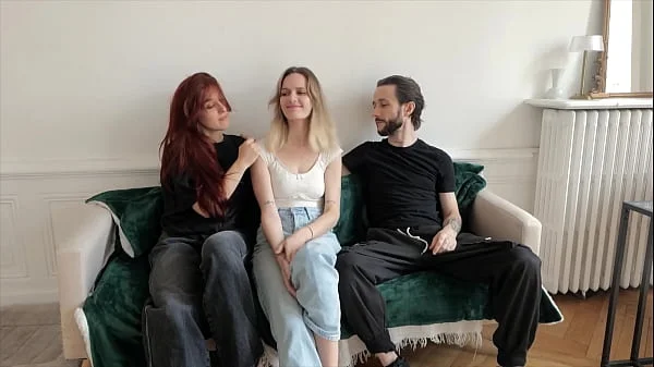 Amateur threesome - Deux déesses Françaises se partagent un mec chanceux. (English Sub)