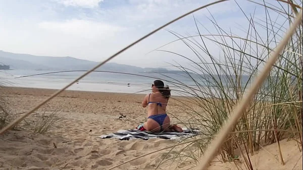 I filmed a curvy MILF changing clothes and doing Exercises on the Beach