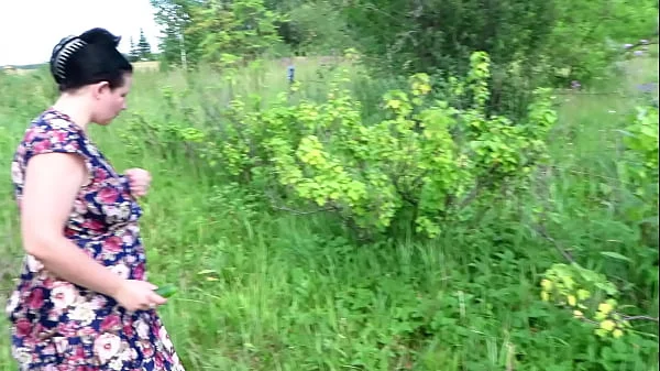 Mature housewife masturbates with a cucumber in the garden outdoors. She leaves the vegetable inside her pussy and goes home. Amateur fetish. PAWG.