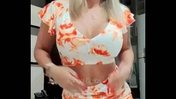 Morena gostosa provocando com suas tetas deliciosas