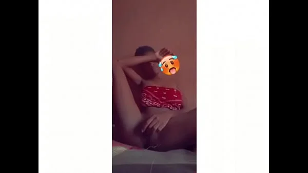 Novinha se masturbando