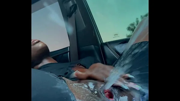 Negra eyaculando en su auto (queen tahshaar)