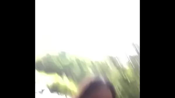 M amiga mostrando el culo en el rio