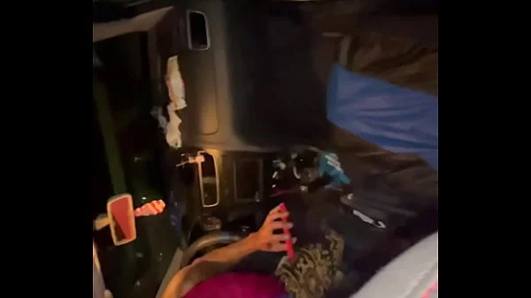 Depois de uma resenha fiquei animadinha e pedi pros meus amigos pararem o carro pra fuder com eles na rua sem camisinha, sem ligar pras pessoas que estavam passando e olhando.