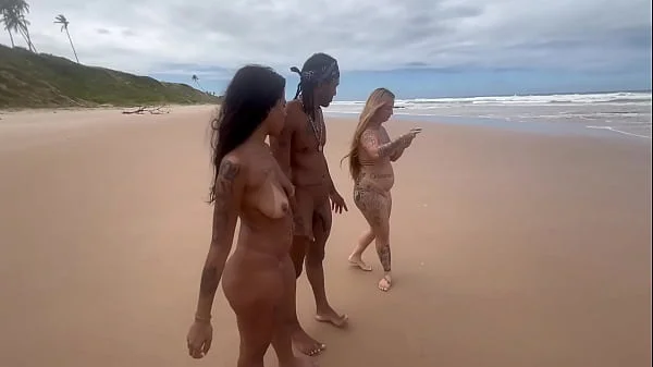 Fudendo a gostosa na praia com todo mundo vendo