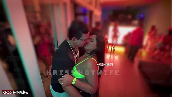 Beijando outro na festa na frente do meu corno / Kissing another at the party in front of my cuckold