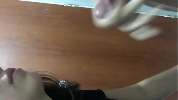 Me le meto al baño a mi hermanastra para que me saque la leche y se la trague