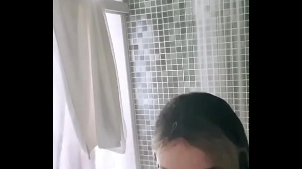 Anitta Vaza Seios Enquanto Toma Banho