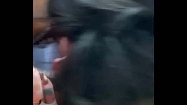 De buurvrouw wou wat puck terwijl der man werkt