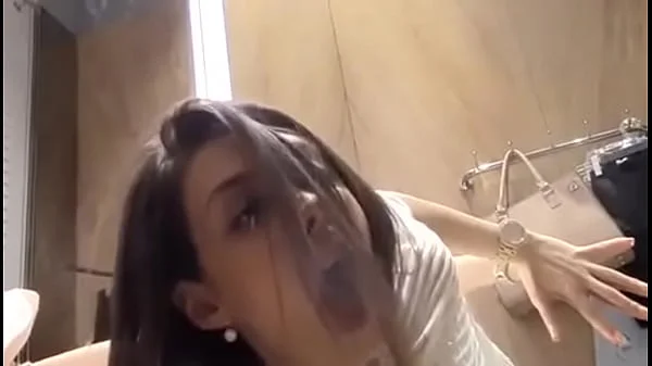 novinha perfeita usando vibrador no provador