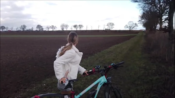 Premiere! Fahrrad in der Öffentlichkeit geil abgefickt!  Teil 2