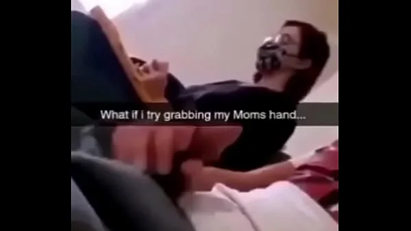 Madre masturba a su hijo