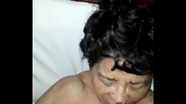 Follando a mi abuelita en mi casa parte(3)