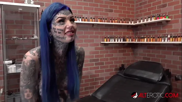 Australian beauty Amber Luke gets a new nose tattoo