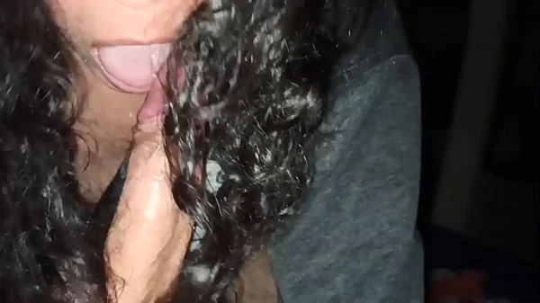 Me quedo en casa de un amigo y su madre se mete a la habitación para chuparme la verga