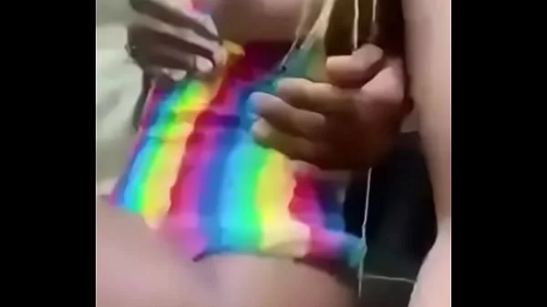Baise fort avec ma copine devant son ami en boîte de nuit